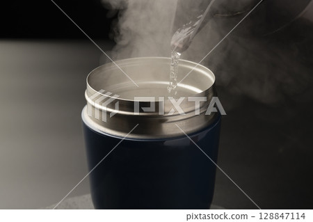 將沸水倒入湯罐中並加熱。 128847114