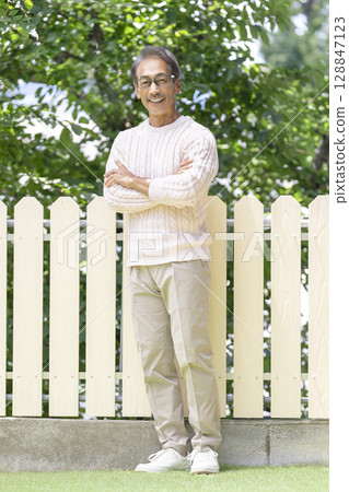 一名60多歲的男子對著鏡頭微笑 128847123
