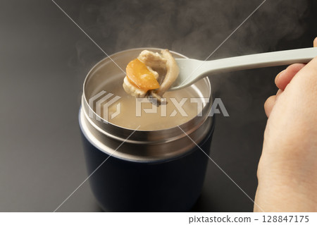 用湯匙舀出湯罐裡溫熱的味噌湯 128847175