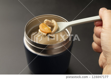 用湯匙舀出湯罐裡溫熱的味噌湯 128847177
