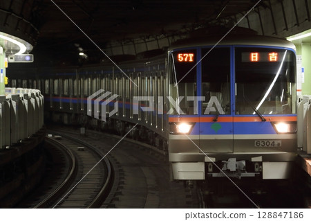Toei Mita Line 6300 series 6304F arriving at Hakusan Station 128847186