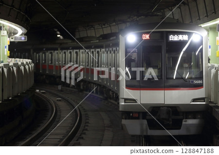 Tokyu 5080 series 5186F arriving at Hakusan Station 128847188