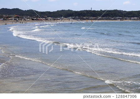 由比濱海灘的海浪拍岸（神奈川縣鎌倉市由比濱海灘） 128847306