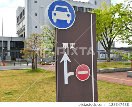 Parking lot guide sign Parking lot guide sign 128847488