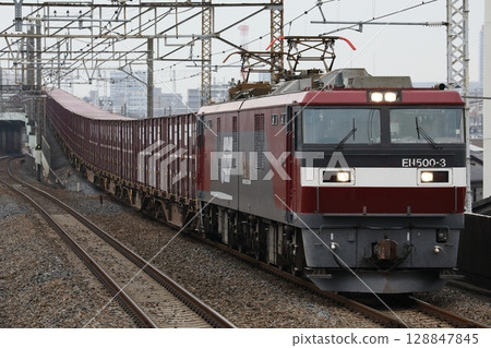A freight train hauled by EH500-3 running on the Musashino Line A freight train hauled by EH500-3 running on the Musashino Line 128847845