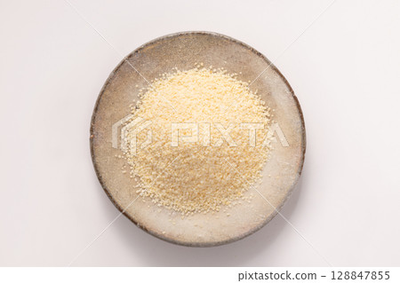 Garlic powder 128847855
