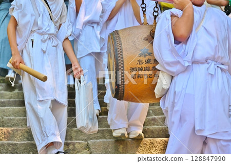Taiko drums descending from Shiogama Shrine at the Shiogama Minato Festival, Miyagi 128847990