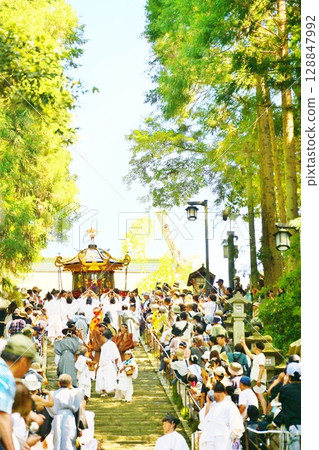 宮城縣鹽釜神社石階上的神轎 宮城縣鹽釜神社石階上的神轎 128847992