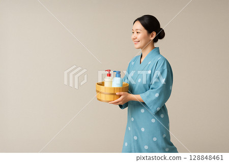 一名女子正準備進入溫泉 128848461