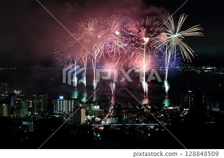 湖畔路燈及詬訪湖煙火大會 128848509