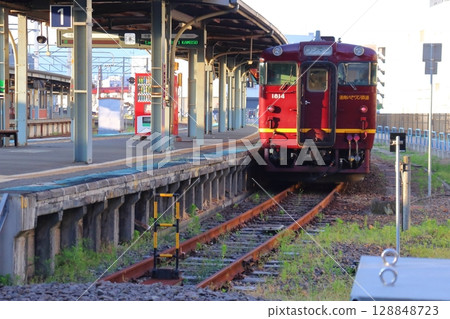 斗南漁火鐵道KIHA40系列列車,深紅色,停靠在函館站 斗南漁火鐵道KIHA40系列列車,深紅色,停靠在函館站 128848723