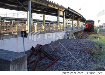 Dounan Isaribi Railway Kiha 40 series train stopping at Hakodate Station, dark red color and the end of the train stop Dounan Isaribi Railway Kiha 40 series train stopping at Hakodate Station, dark red color and the end of the train stop 128848724