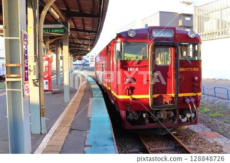 Dounan Isaribi Railway Kiha 40 series train, dark red, stopping at Hakodate Station 128848726