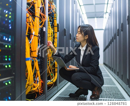 在伺服器機房工作的女人 在伺服器機房工作的女人 128848781