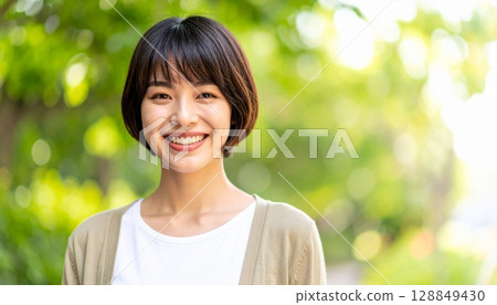 一個年輕的女人帶著微笑 一個年輕的女人帶著微笑 128849430