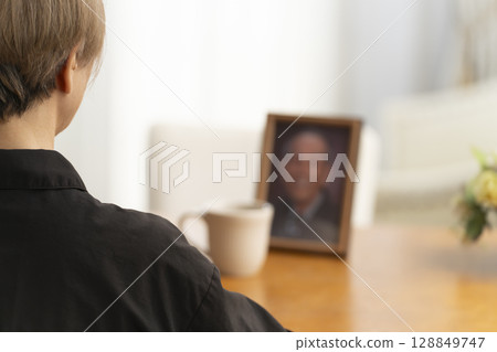 一位女士在客廳喝茶,同時看著丈夫的肖像 一位女士在客廳喝茶,同時看著丈夫的肖像 128849747