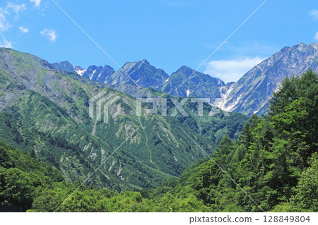 Summer in the Northern Alps, Tateyama Mountain Range: Fuchinokage Summer in the Northern Alps, Tateyama Mountain Range: Fuchinokage 128849804