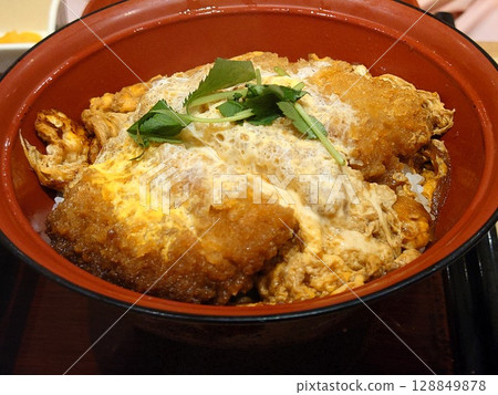 豬排飯：日本的主食午餐 128849878