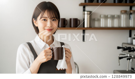 在咖啡店工作的年輕女員工 128849973