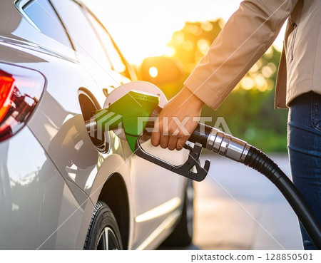 在加油站給汽車加油的手 128850501