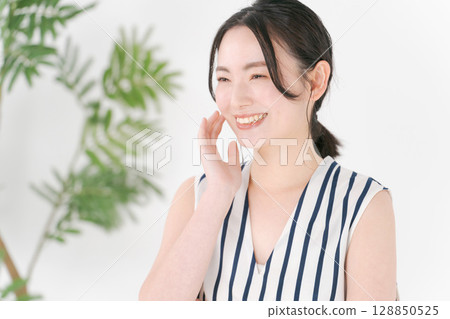 一名年輕女子正在做皮膚護理 一名年輕女子正在做皮膚護理 128850525