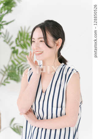 一名年輕女子正在做皮膚護理 一名年輕女子正在做皮膚護理 128850526