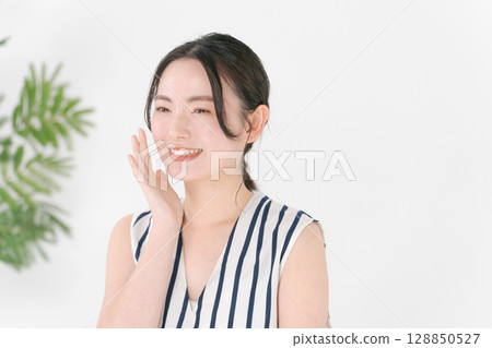 一名年輕女子正在做皮膚護理 128850527