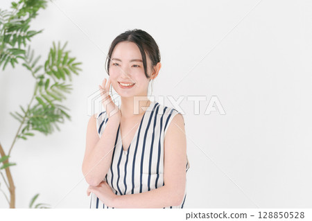 一名年輕女子正在做皮膚護理 一名年輕女子正在做皮膚護理 128850528