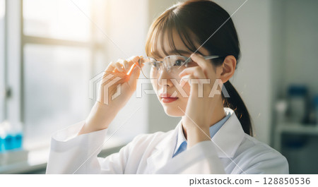 女性科學家和研究人員在工作、進行實驗和分析場景 128850536