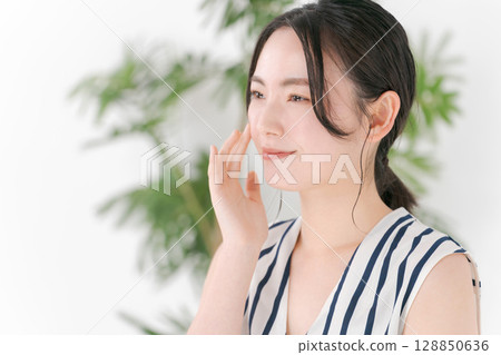 一名年輕女子正在做皮膚護理 128850636