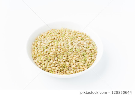 白色背景盤子裡的綠色米飯 128850644