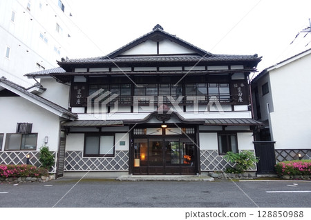豐田屋旅館的主樓,是高崎市註冊的文化財產,是木製旅館 豐田屋旅館的主樓,是高崎市註冊的文化財產,是木製旅館 128850988