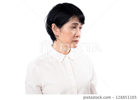 A senior woman with a haggard and vague appearance A senior woman with a haggard and vague appearance 128851105