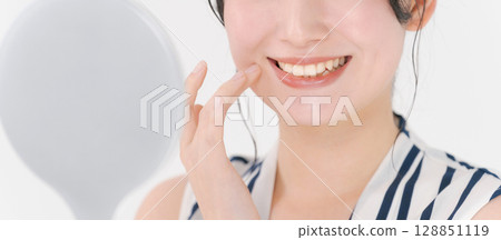 Young woman doing skin care (banner) 128851119