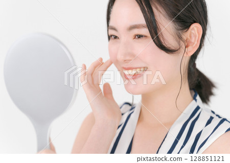 一名年輕女子正在做皮膚護理 128851121