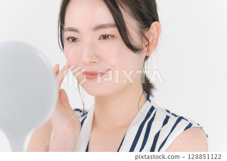 一名年輕女子正在做皮膚護理 128851122