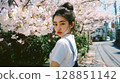 櫻花環繞的美麗日本女性肖像 128851142