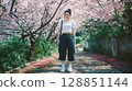 櫻花環繞的美麗日本女性肖像 128851144