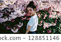 櫻花環繞的美麗日本女性肖像 128851146