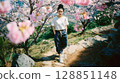 櫻花環繞的美麗日本女性肖像 128851148