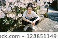 櫻花環繞的美麗日本女性肖像 128851149