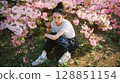 櫻花環繞的美麗日本女性肖像 128851154