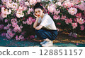 櫻花環繞的美麗日本女性肖像 128851157