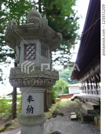 神社內的石燈籠 128851209