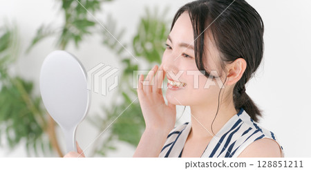 年輕女子進行皮膚護理(橫幅) 年輕女子進行皮膚護理(橫幅) 128851211