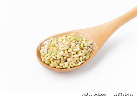 白色背景湯匙上的綠色米特寫 128851455