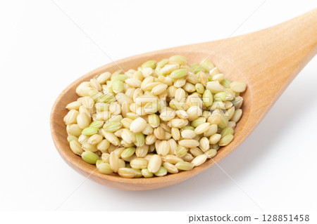 白色背景湯匙上的綠色米特寫 128851458