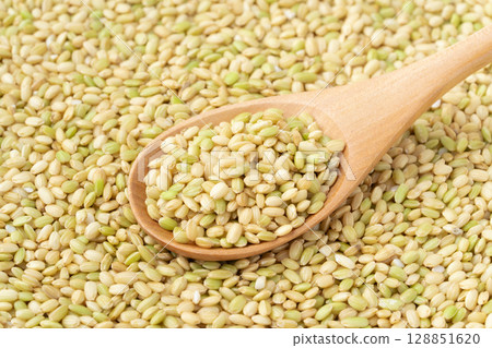 湯匙上的綠色米飯特寫 128851620