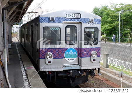 Konan Railway Deha 7000 series train stopping at Chuo Hirosaki Station 128851702