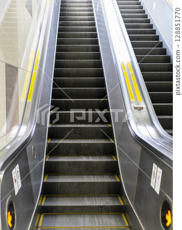 Escalators in a train station 128851770
